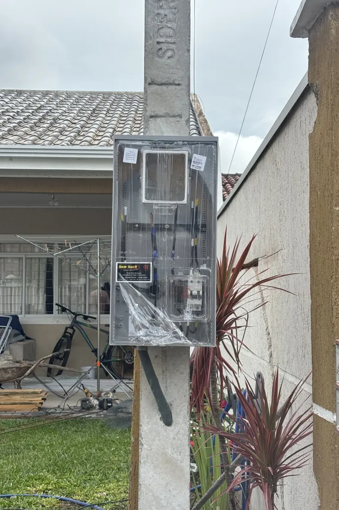 Padrão de entrada instalado ao lado de uma casa
