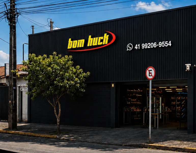 Fachada preta da Bom Huck com o logo e o número do WhatsApp